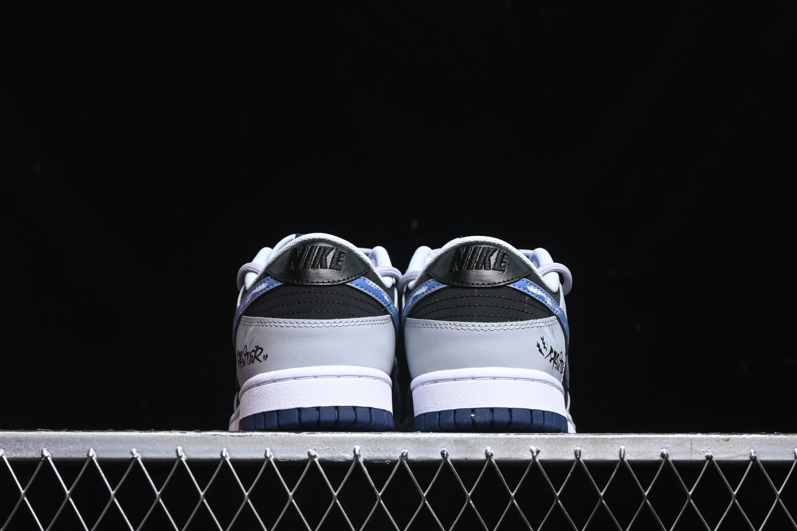 All Categories Nk SB Dunk Series Nk SB Dunk Low Low-top sneakers Nk Dunk Low Samsara Star Pupils Universe Stars Mysterious style English graffiti Low-top casual sneakers FQ8826-100
